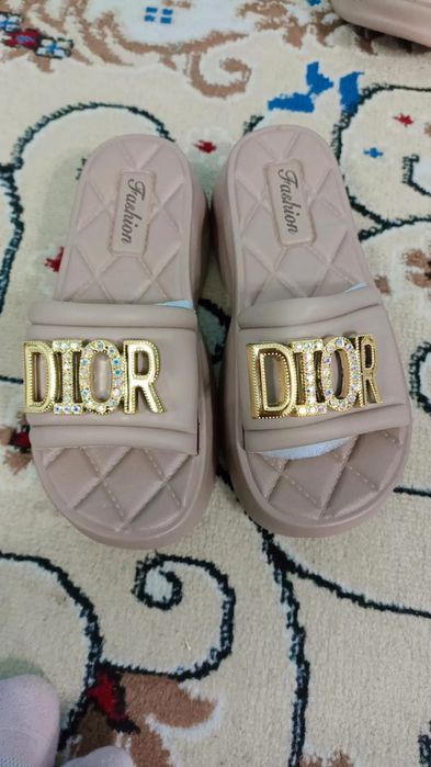 Бренд шлёпкалар .