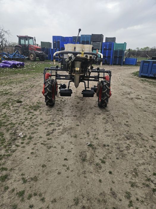 Самоходна разсадопосадъчна машина Yanmar Pl400