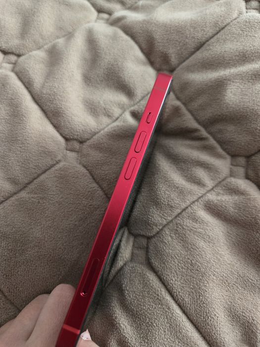 Iphone 13 roșu 512gb impecabil 83% battery cu 6 huse si folie pe ecran