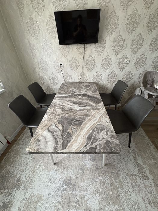 Продается кухонный стол 4 стуля