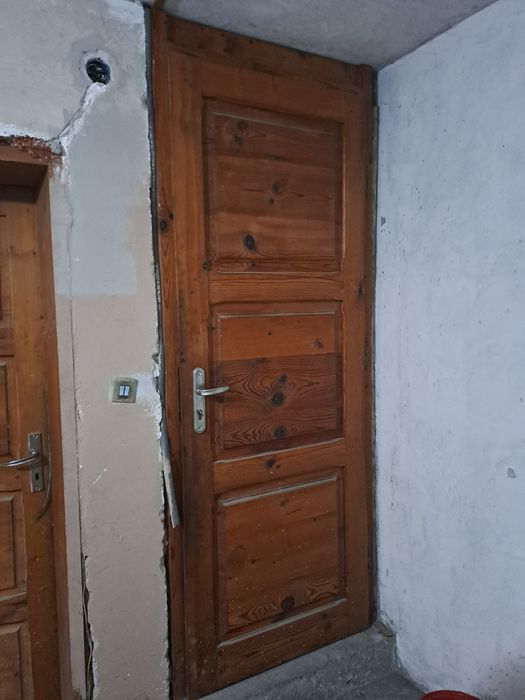 Продавам  четири врати и дограма