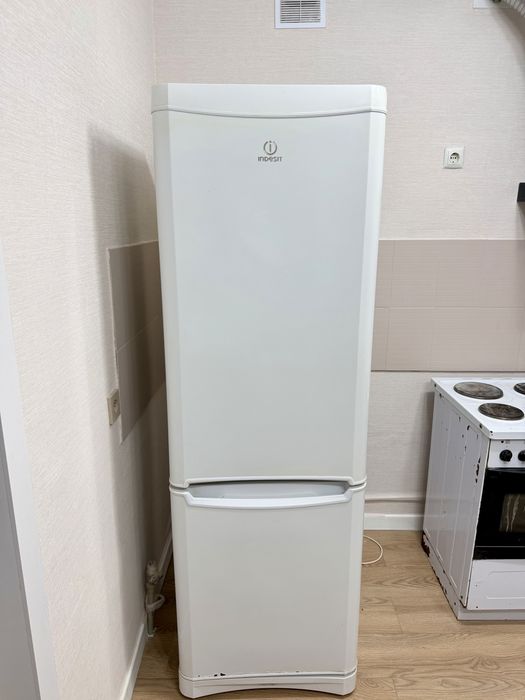Продам Холодильник indesit
