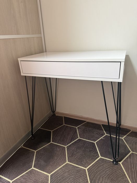 Продам дамский столик