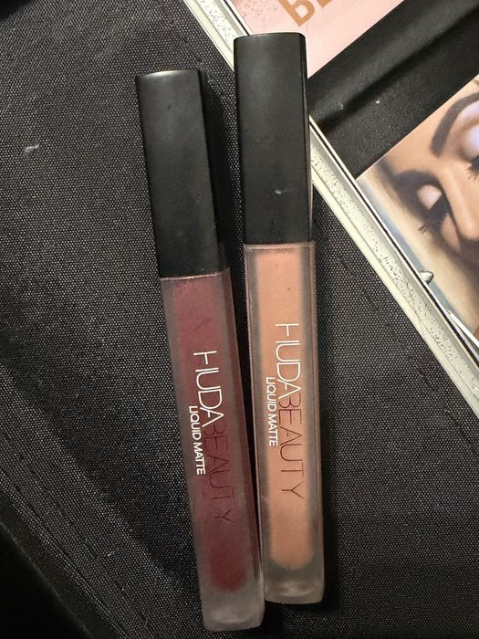 Гримове на huda ( сенки,контур,матови гланцове)