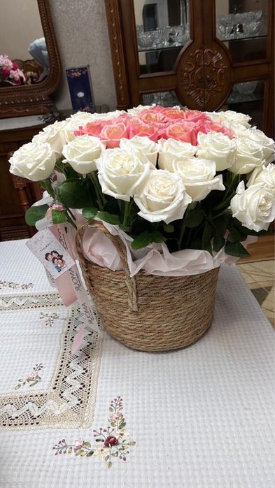 Цветы в корзине букеты