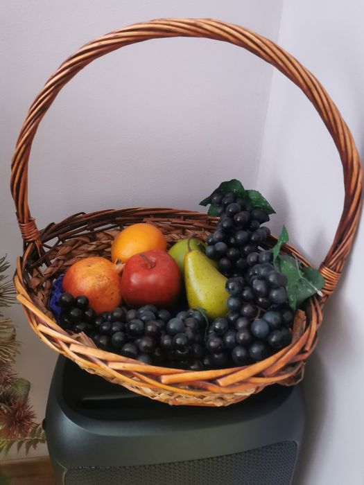 Продавам кошница с много красивиплодове