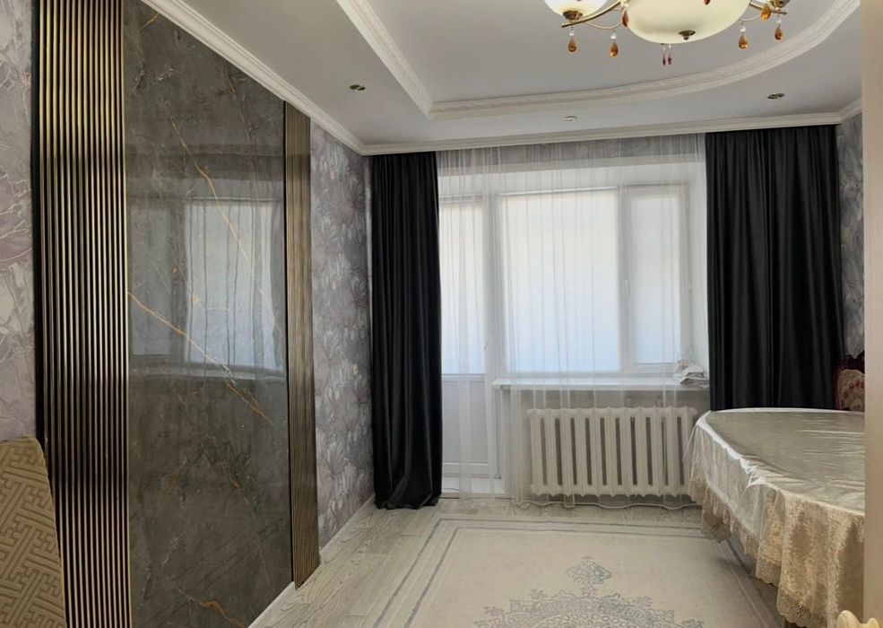 Үш бөлмелі  үй сатылады.
