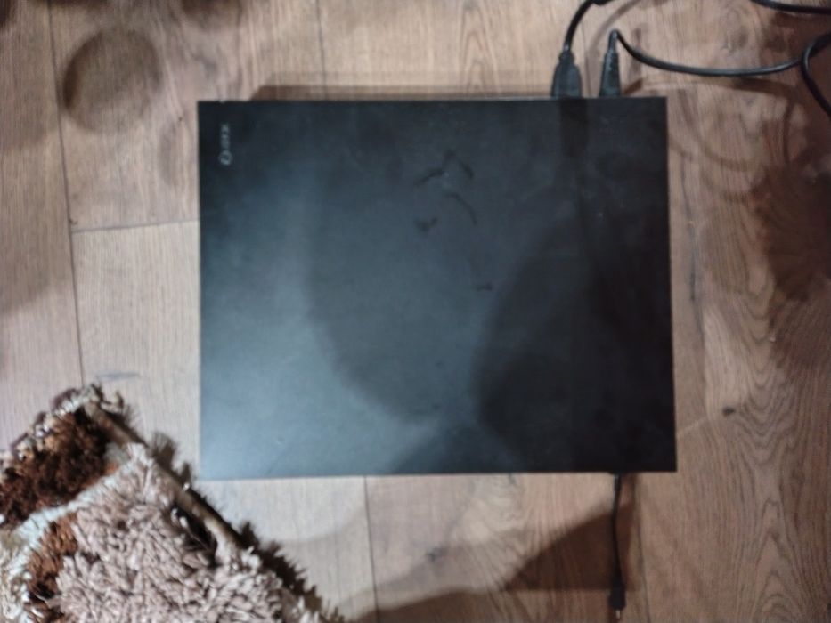 Xbox one X 1tb o maneta și 2 jocuri