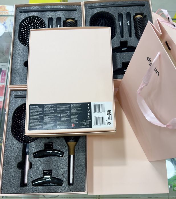 Расчёски dyson в подарочной упаковке.
