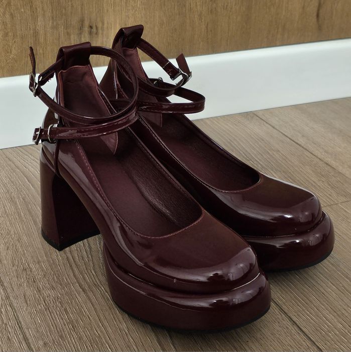 Бордовые туфли с каблуком