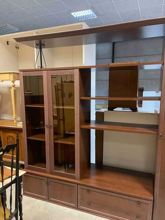 Bibliotecă modulară maro cu vitrină și spații multiple – S 1773