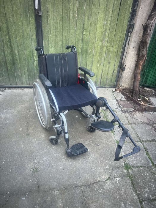 Инвалидна количка "Meyra" със стойка за ляв крак