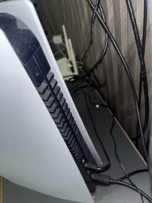 Пс 5 новая только 4месяца срочно !