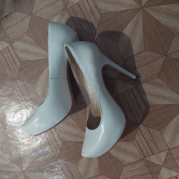 Продам туфли классические белые