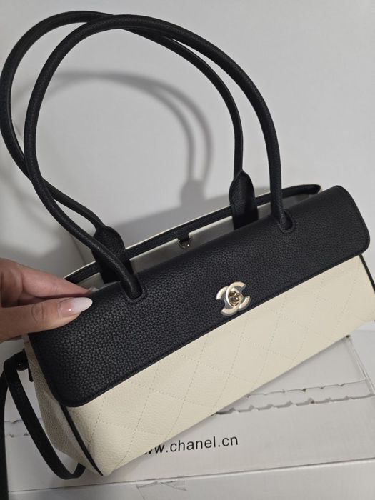 Черно-бяла Чанта Chanel 26 S Baguette bag