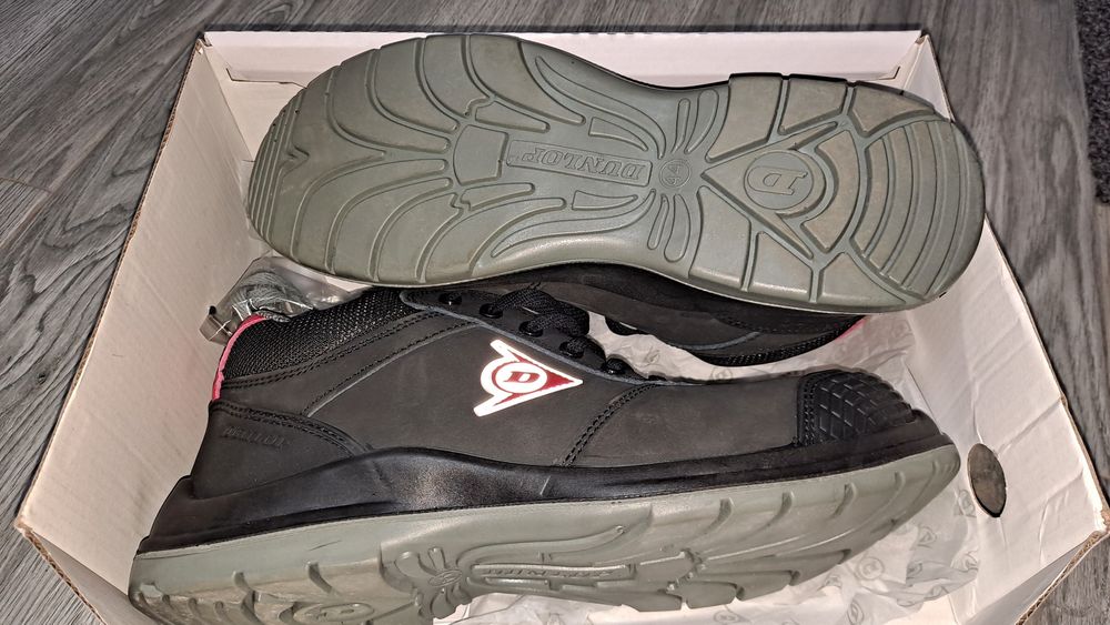 vând bocanci cu bombeu metalic Dunlop