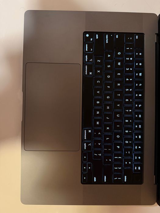 Продавам MacBook Pro 16″ 2021, M1 Pro 10 Cores, 16 GB, 16 core GPU