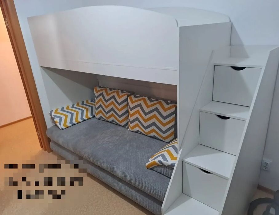 Кровать двухярусная с полками