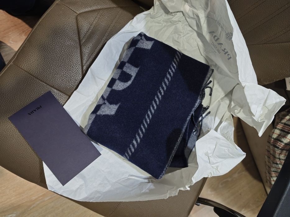 Шарф Prada из Европы
