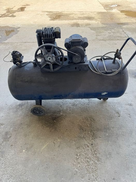 Vând compresor 200 l