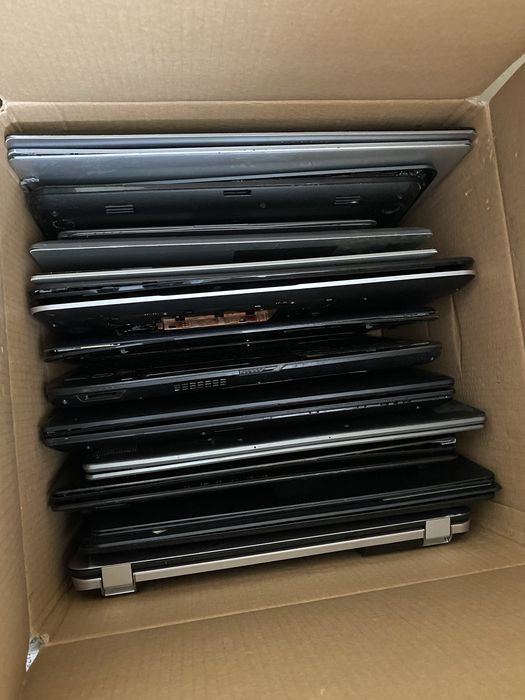 Lot Laptopuri defecte s-au dezmembrate.Se vând engros sau l‐a bucată.