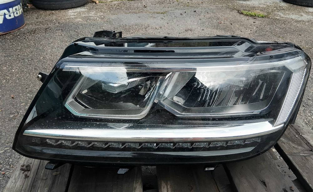 Оригинален Full LED фар за VW Tiguan (след 2016) – Ляв (5NB941035B)
​Описание:
Продавам оригинален преден ляв фар (от страната на водача) з