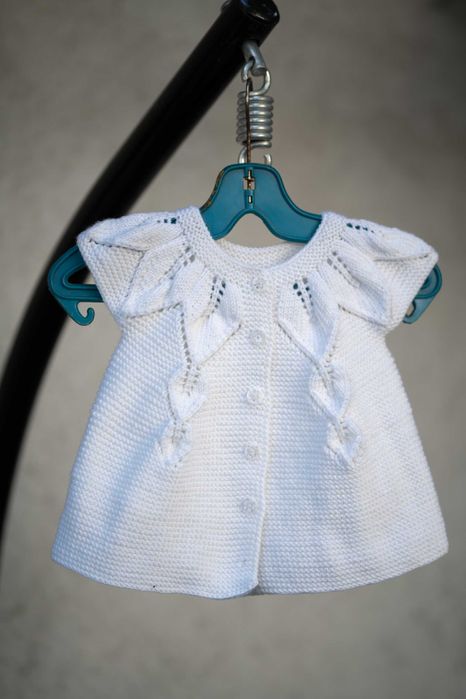 Ръчно плетени детски дрехи.