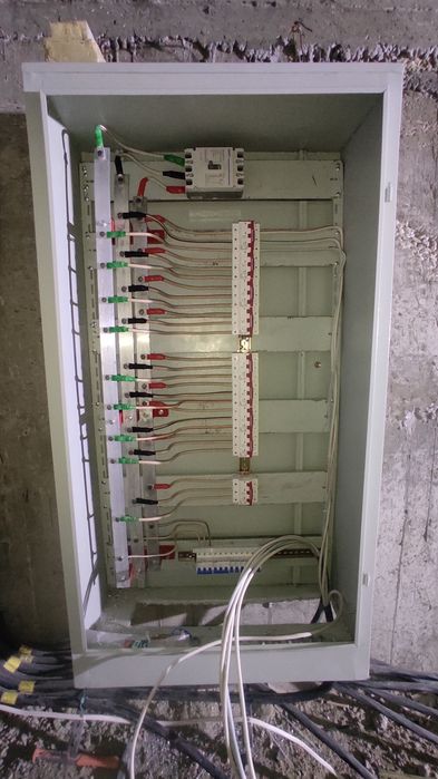 Eliktirik xizmat va Quyoshpanelarini ustanofka qilish  xizmatlari  bor