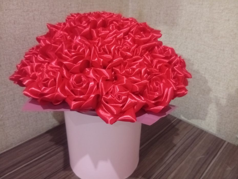 Розы из атласных лент