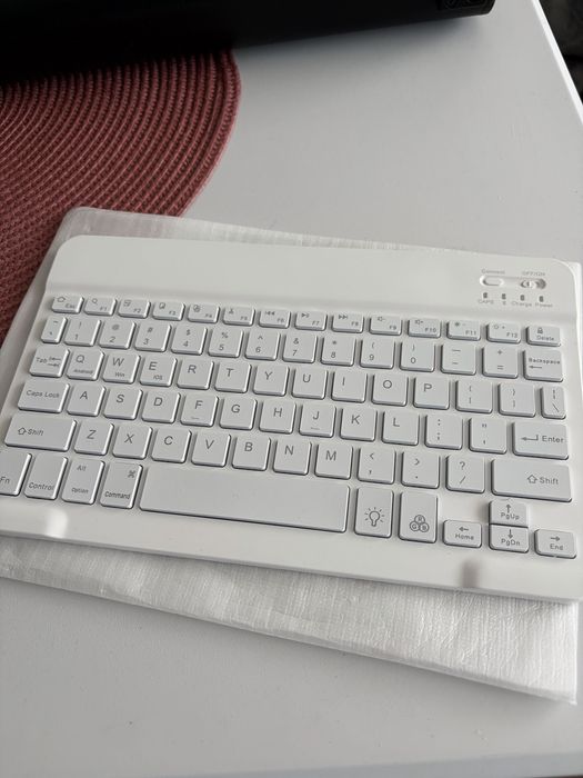 Tastatura bluetooth noua