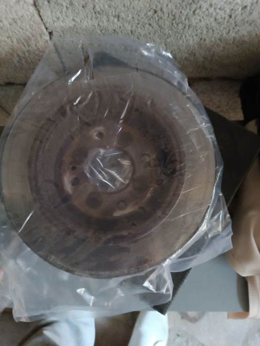 Продам диски тормозные кио рио.