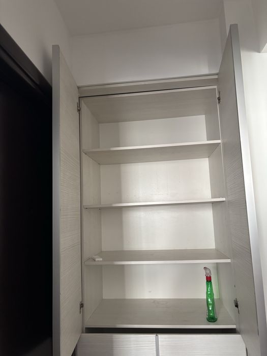 Dulap inalt cu rafturi ideal pentru bucatarie hol sau baie