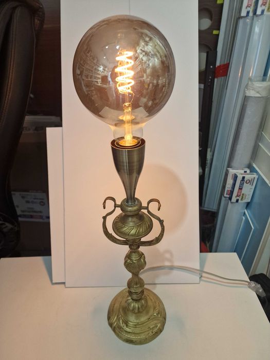 Бронзова настолна лампа ретро.