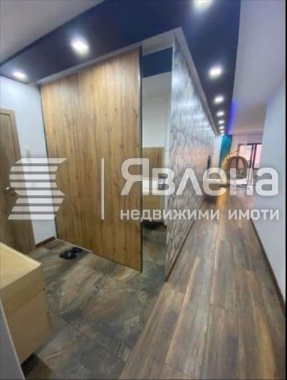 Тристаен слънчев и просторен апартамент находящ се във Възраждане 3