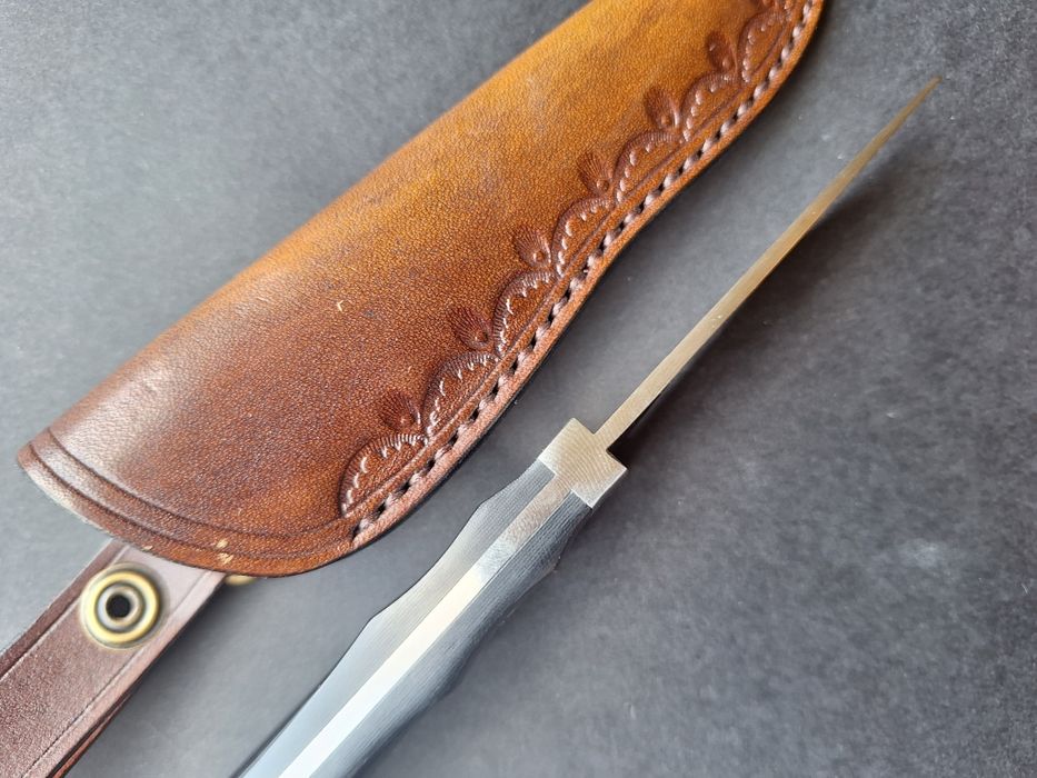 Ловен нож Boker-Magnum с кожена кания.