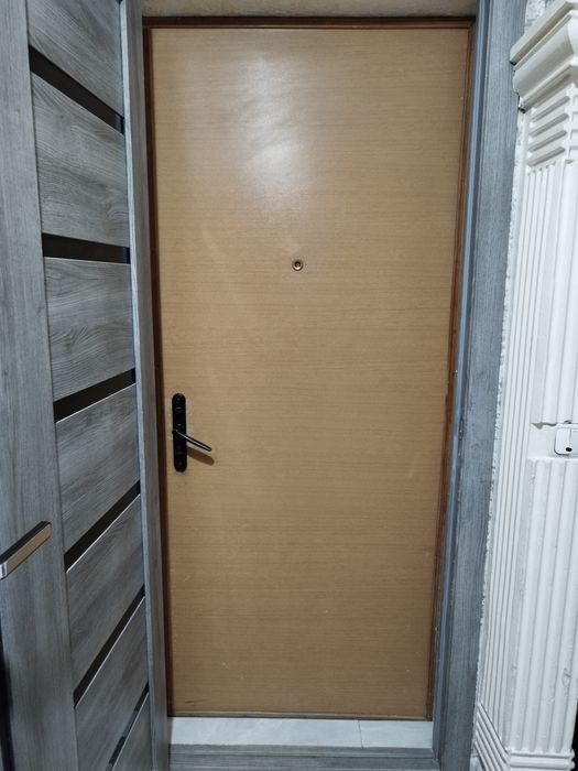 Продам железную дверь