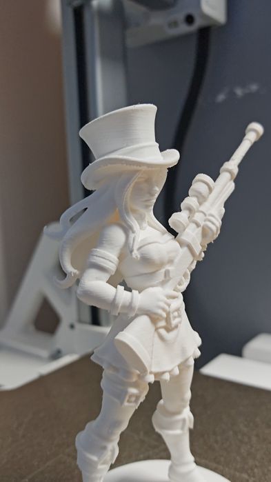Figurină Caitlyn (League of Legends) – Printată 3D (blank canvas)