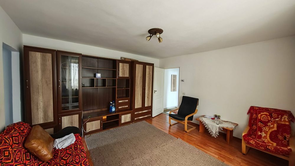 Închiriez apartament păcii 10