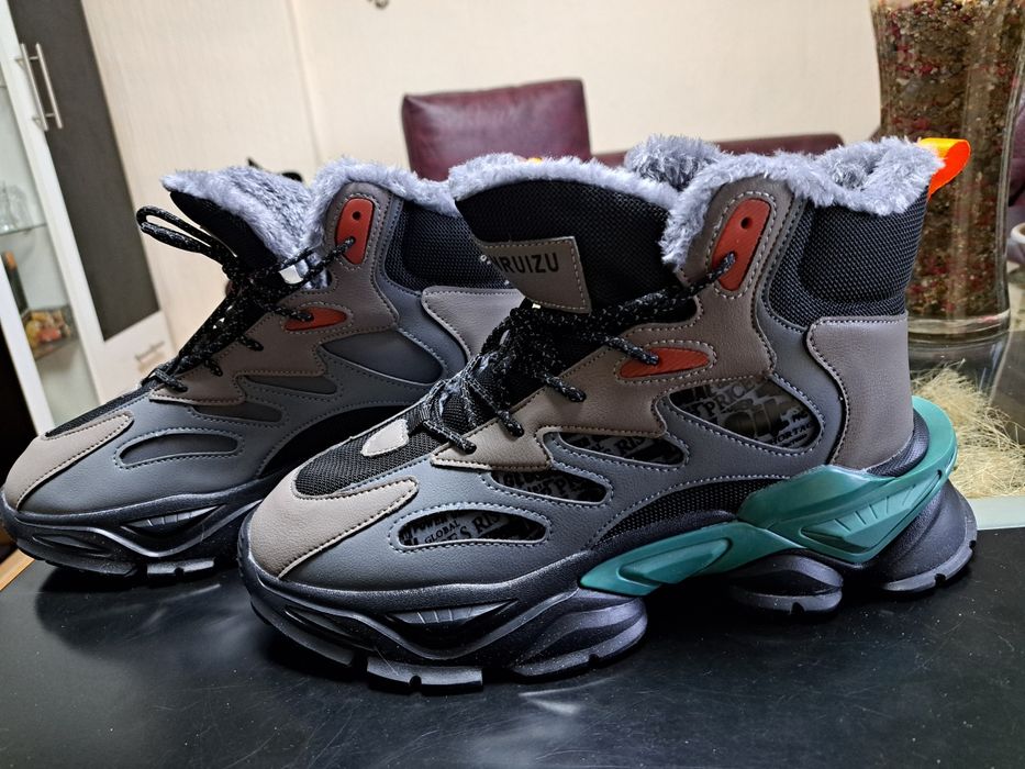 Продавам уникален модел мъжки маратонки чисто нови 43 и 44 номер