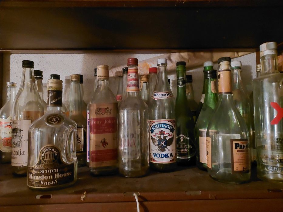 Стъклени буркани и бутилки