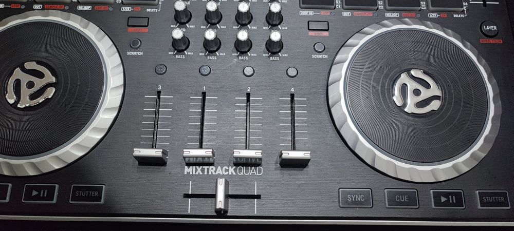 Dj Конзола контролер пулт Numark  Mixtrack Quad