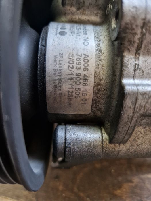 Pompa servo servodirectie Mercedes C class w204 E w212 e 5 A006461501