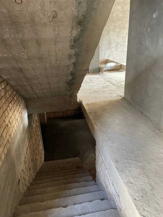 Продаётся Дом  Центр Луначарский  площадь участка-5,5 соток, Коробка.