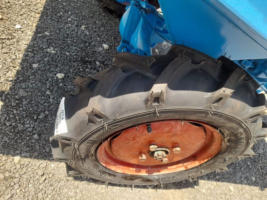 Remorca tractoras basculabila