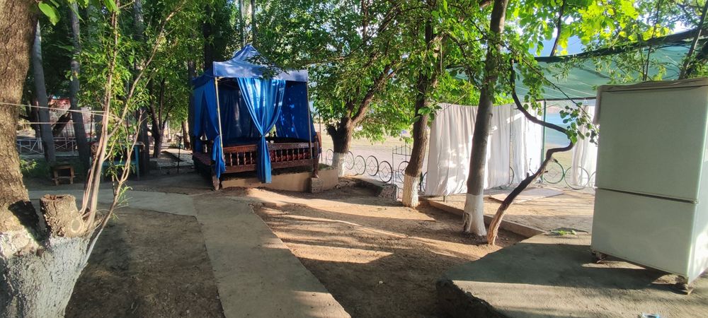 Тапчан возле берега. Все условия есть прямь вид на моря.