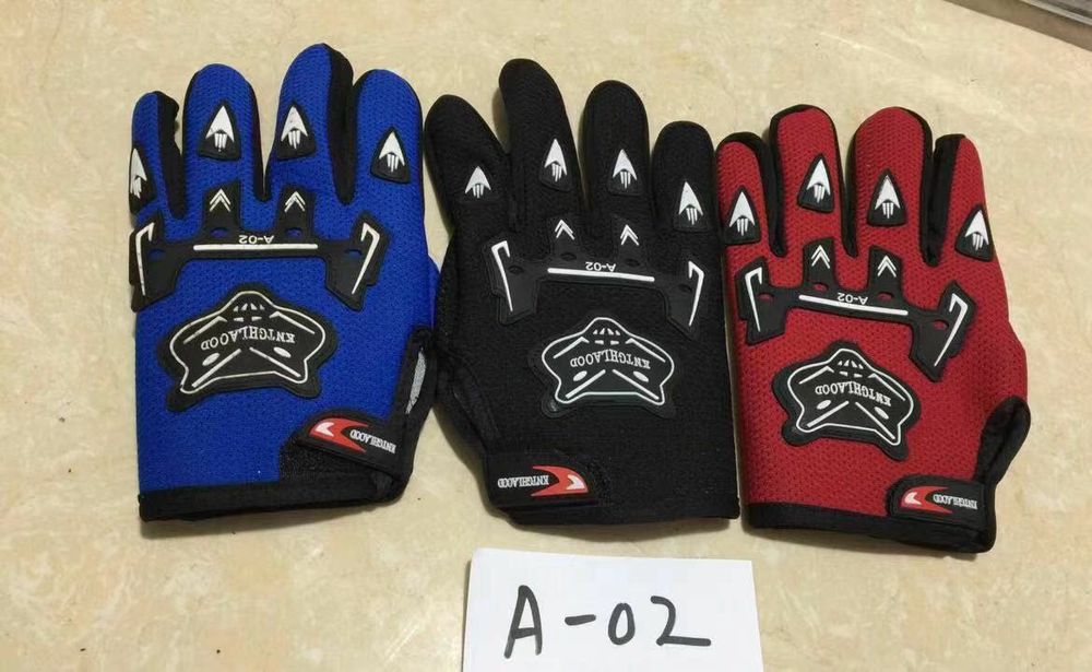 Мотоперчатки сетчатые и гелевые.