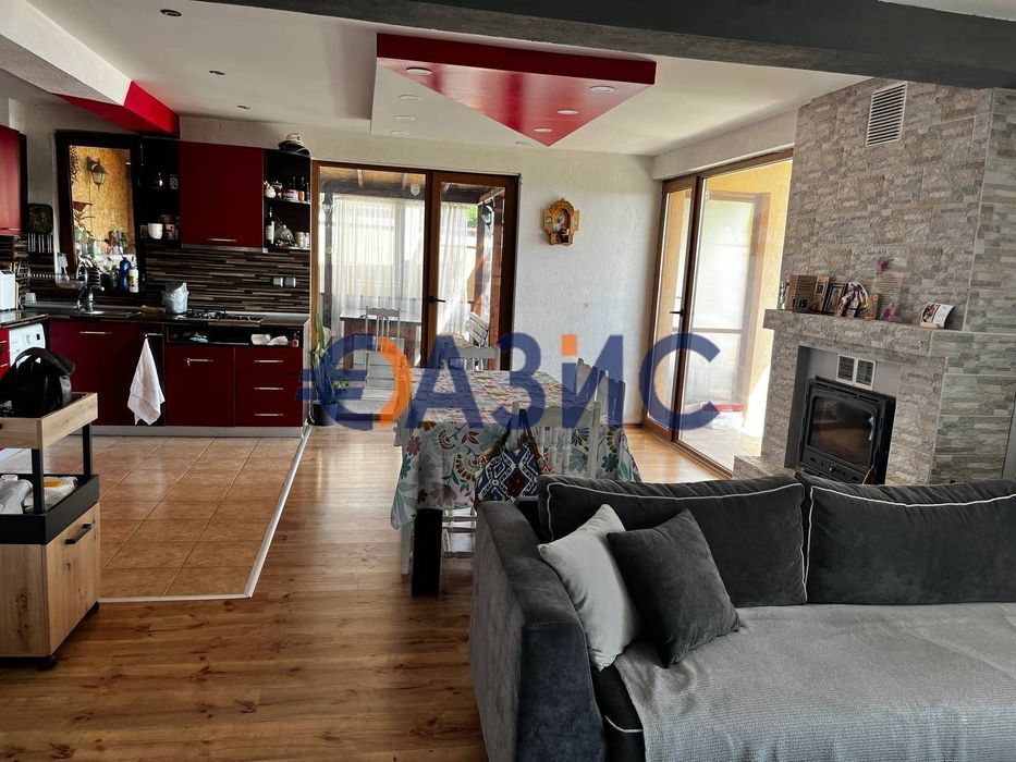 3-етажна къща в Свети Влас Инцараки с изглед към морето. Общ. къщи: