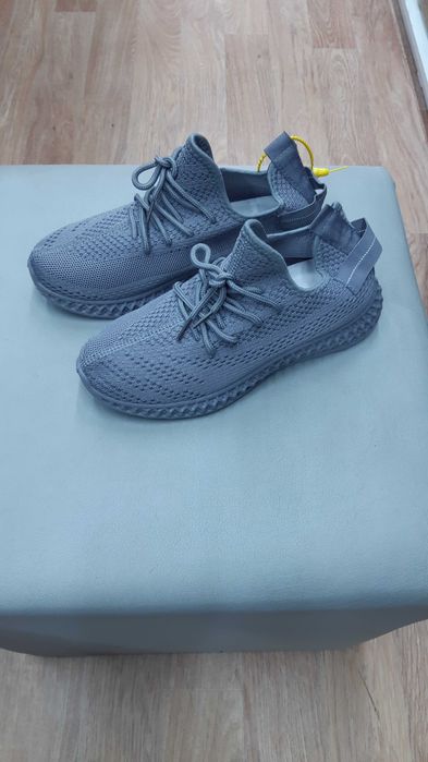 Кроссовки  новые