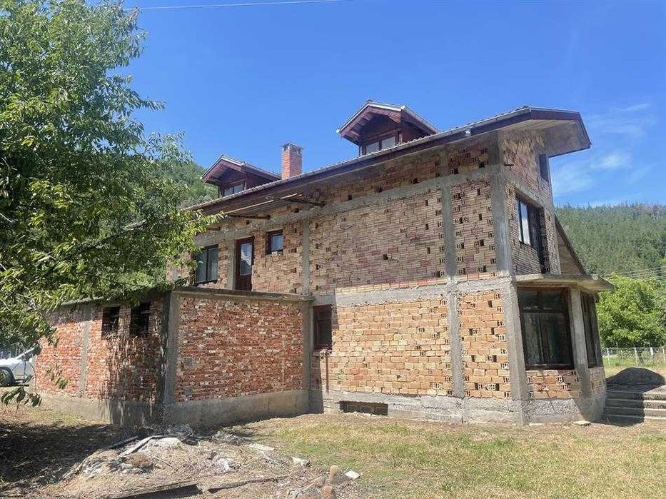 Продава се къща - с.Карамичевци