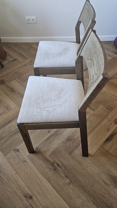 Vand set 2 scaune din lemn masiv